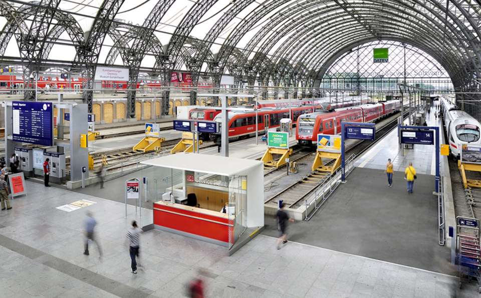 830_4_unit-design-db-deutsche-bahn-service-point-oeffentlicher-raum-03.jpg